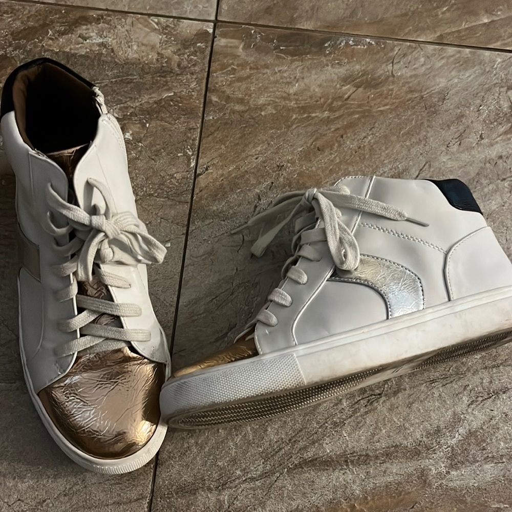 Dolce vita womens sneakers worn a few times in excellent condition NO box